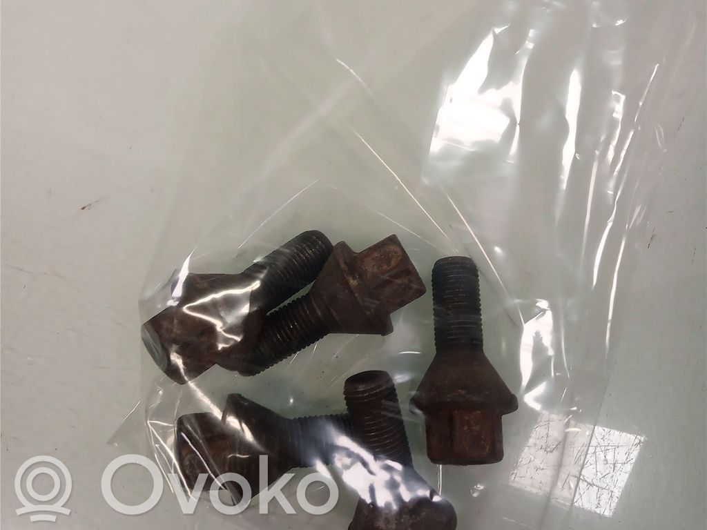 Opel Vivaro Tuercas/tornillos 