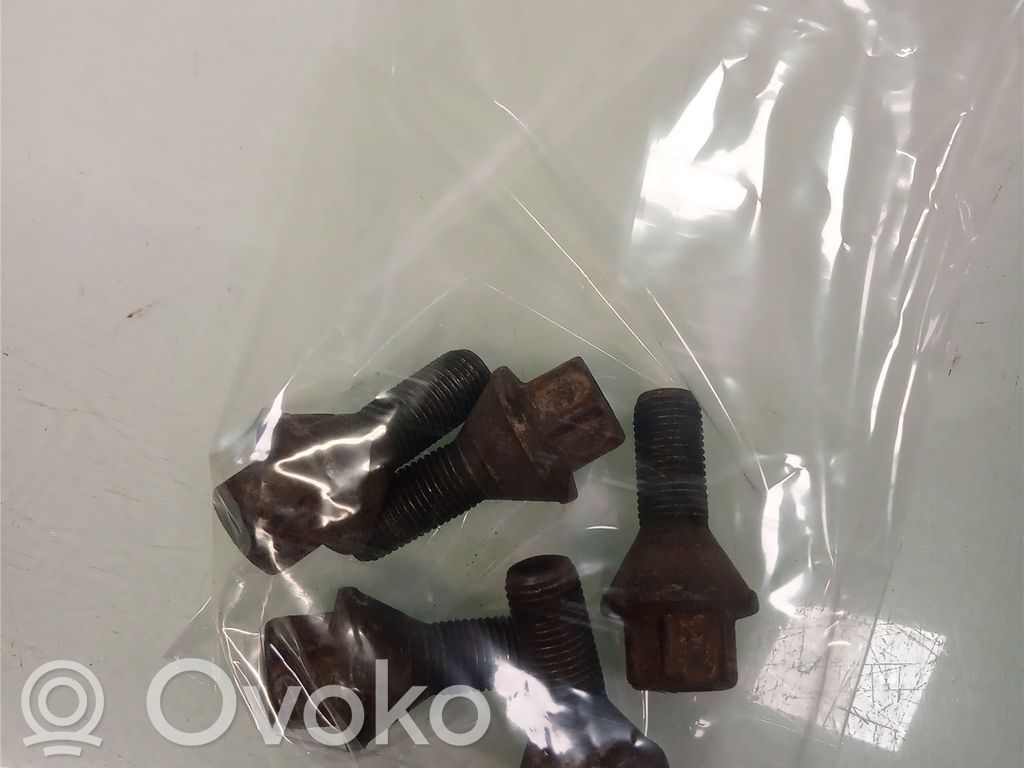 Opel Vivaro Tuercas/tornillos 