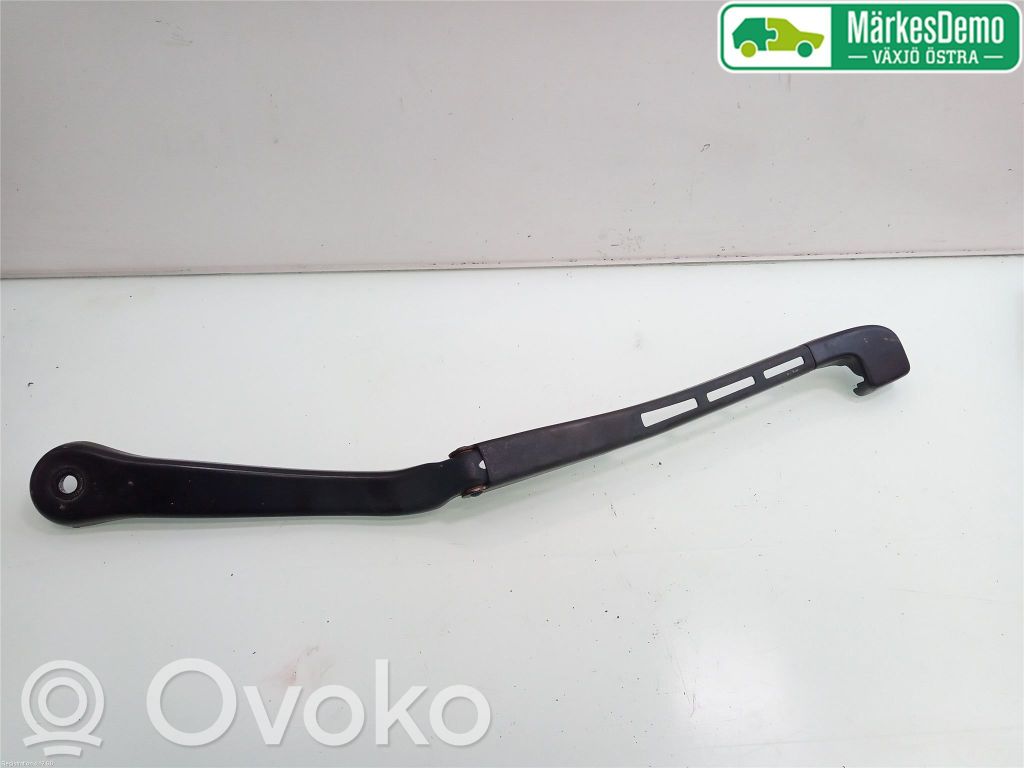 BMW 3 E90 E91 Priekinio stiklo valytuvų kojelė 