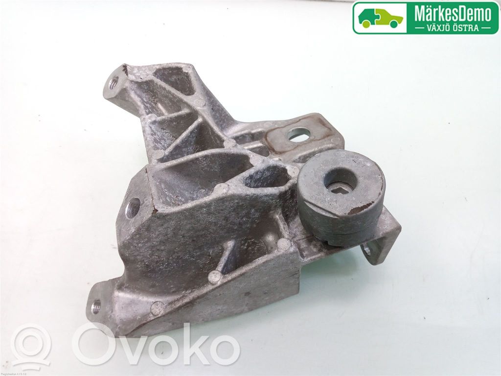 Volvo S60 Engine mounting bracket 