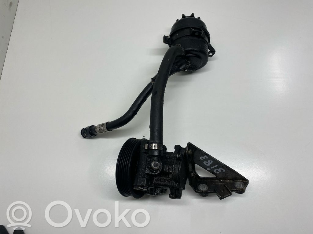 BMW X3 E83 Ohjaustehostimen pumppu 