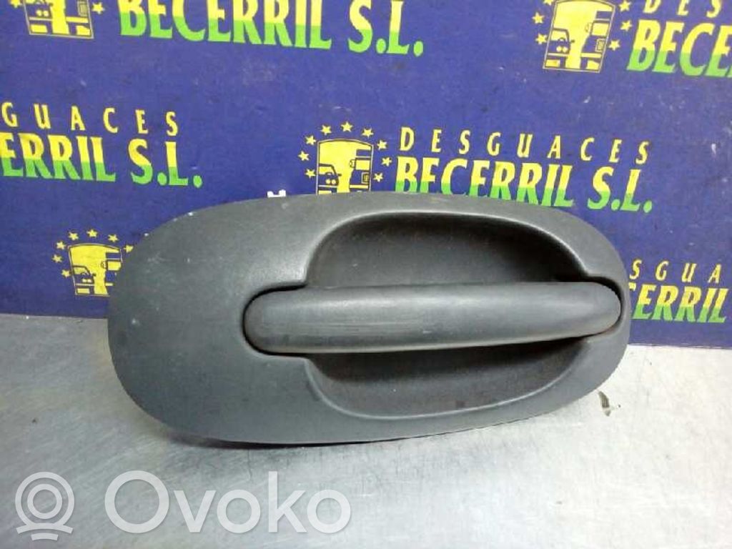 Manecilla externa puerta trasera   04717402