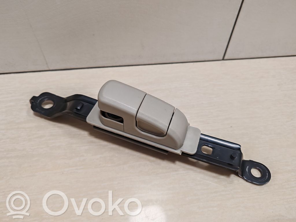 Nissan Note (E11) Regulacja wysokości pasów bezpieczeństwa 