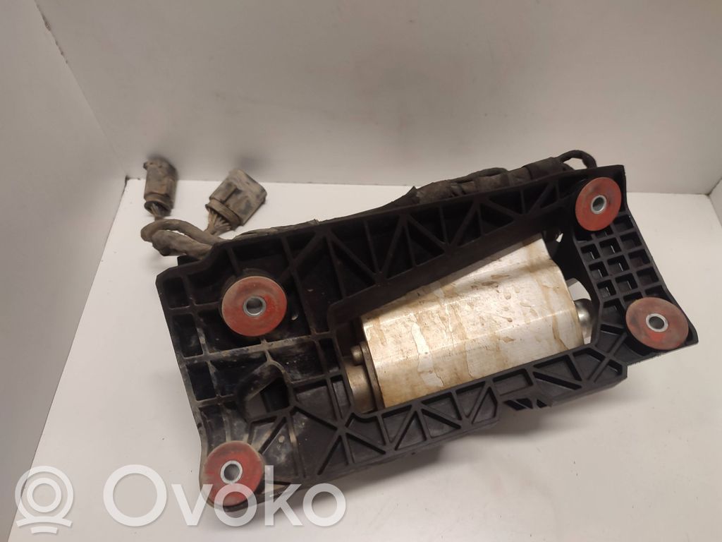 BMW 6 E63 E64 Stūres pastiprinātāja sūkņa stiprinājums 