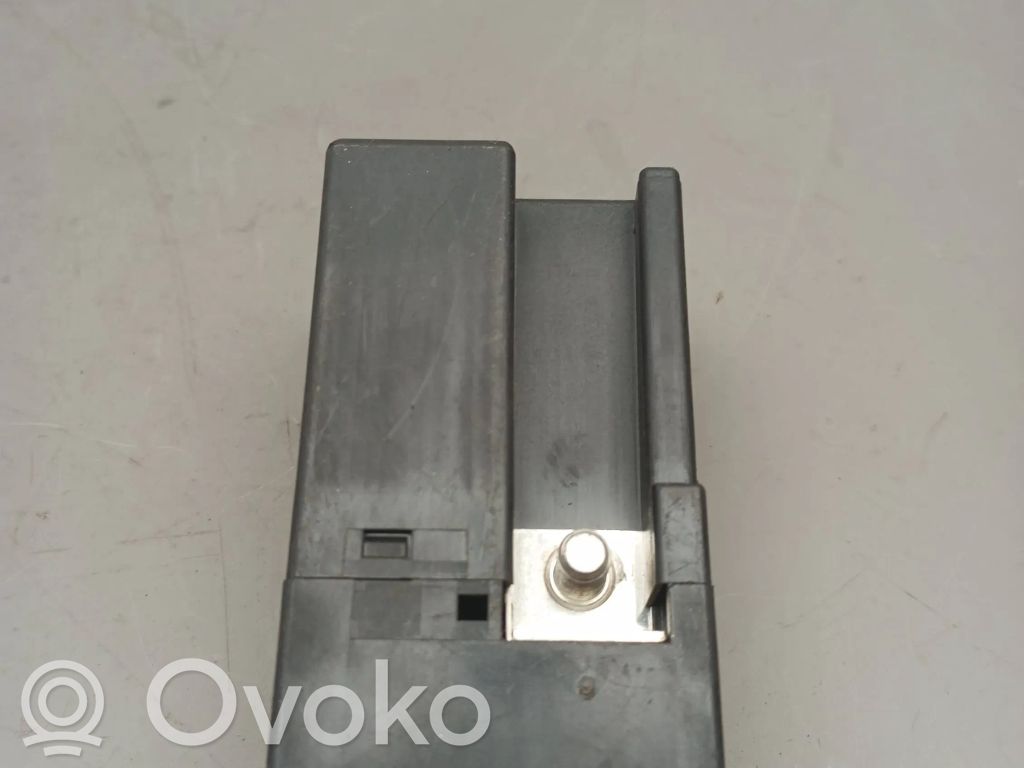 BMW 5 E39 Hehkutulpan esikuumennuksen rele 