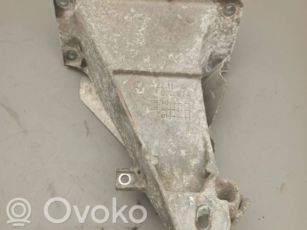 BMW 5 E39 Engine mounting bracket 