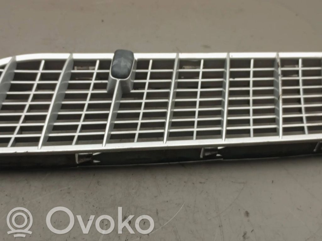 Grille calandre de capot   8402669