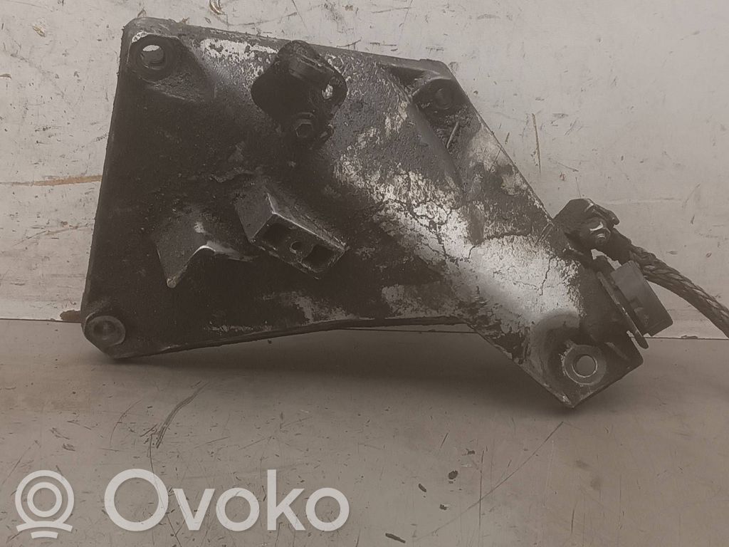 Engine mounting bracket   6760311,241681