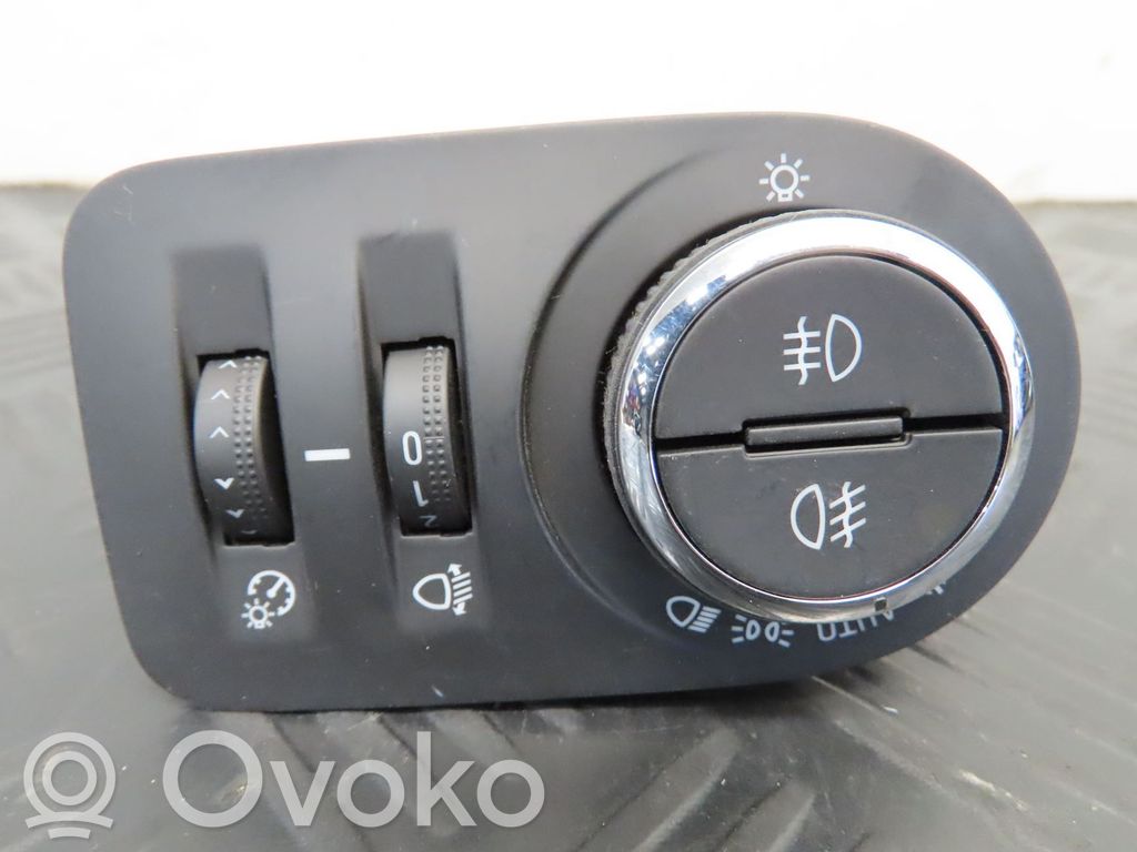 Light switch   13470446
