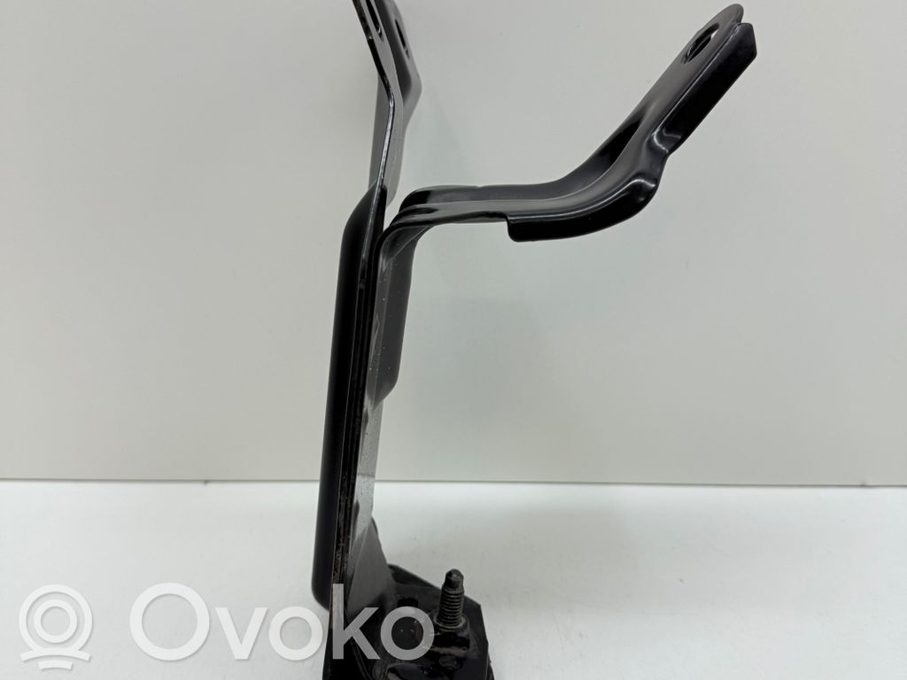 Radiator mount bracket   31261931