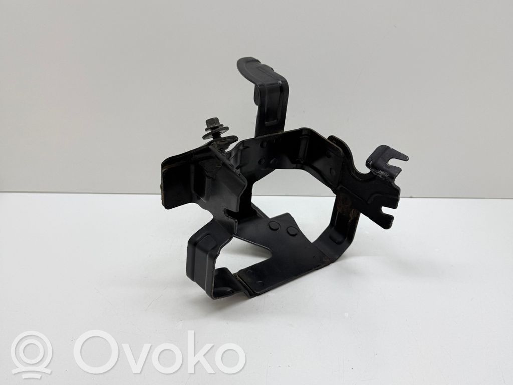Volvo V60 Ohjaustehostimen pumpun kannake 