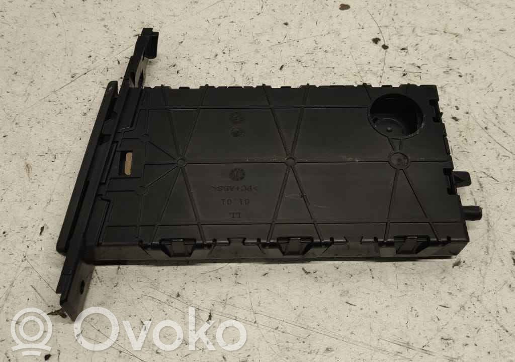 BMW 3 E92 E93 Peleninė panelėje 