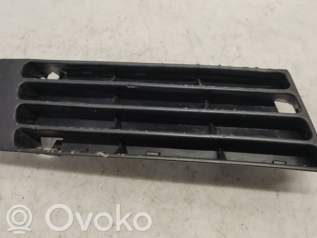 Audi A4 S4 B5 8D Etupuskurin alempi jäähdytinsäleikkö 