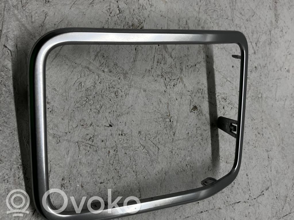 Maskownica / Grill / Atrapa górna chłodnicy   6UG40TRMAA,N5702,80207T