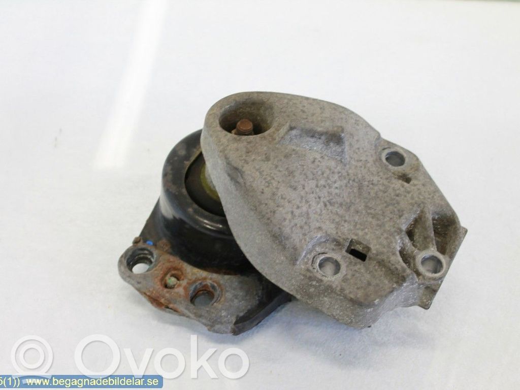 Engine mounting bracket   8200022596,8200027175
