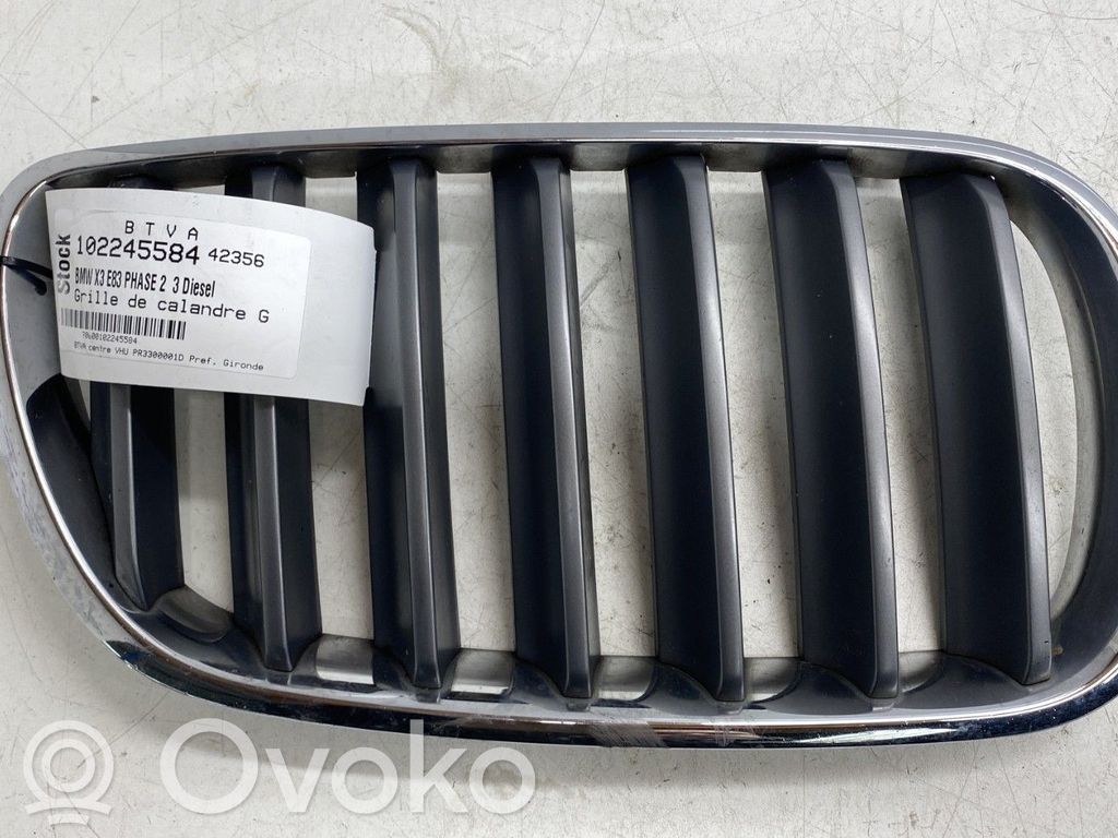 BMW X3 E83 Etupuskurin ylempi jäähdytinsäleikkö 
