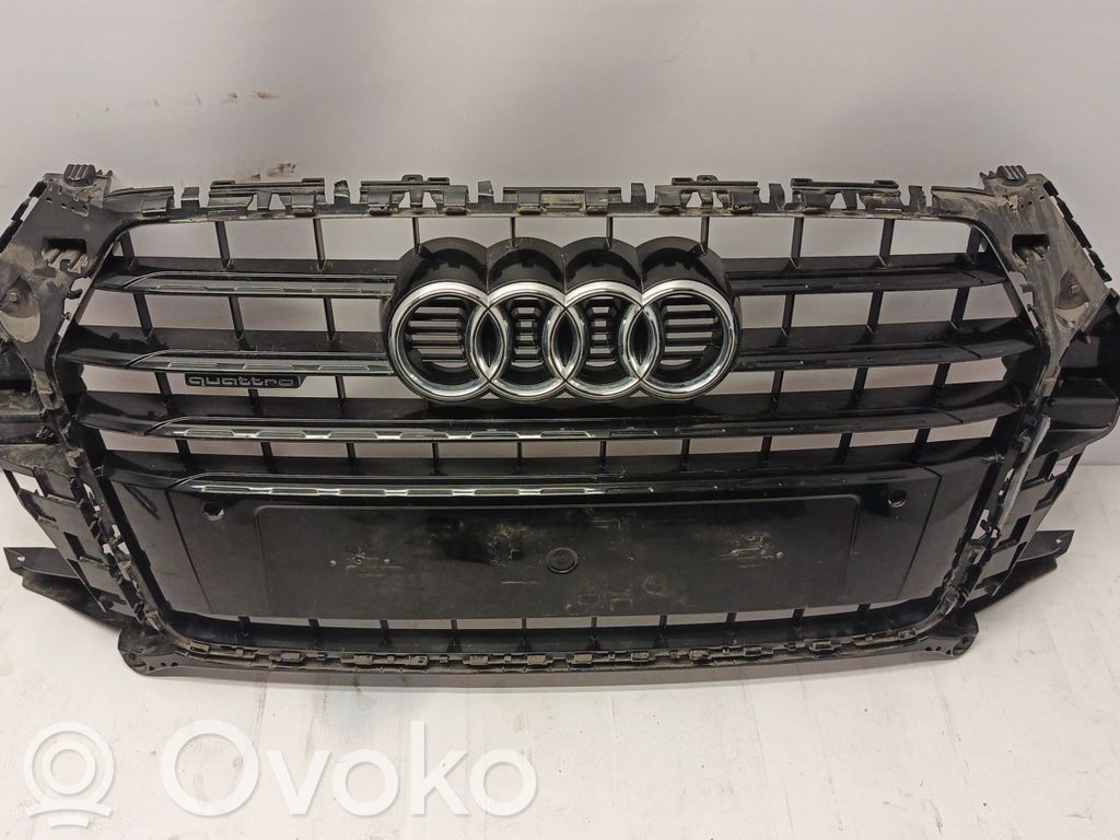 Audi Q3 8U Etupuskurin ylempi jäähdytinsäleikkö 