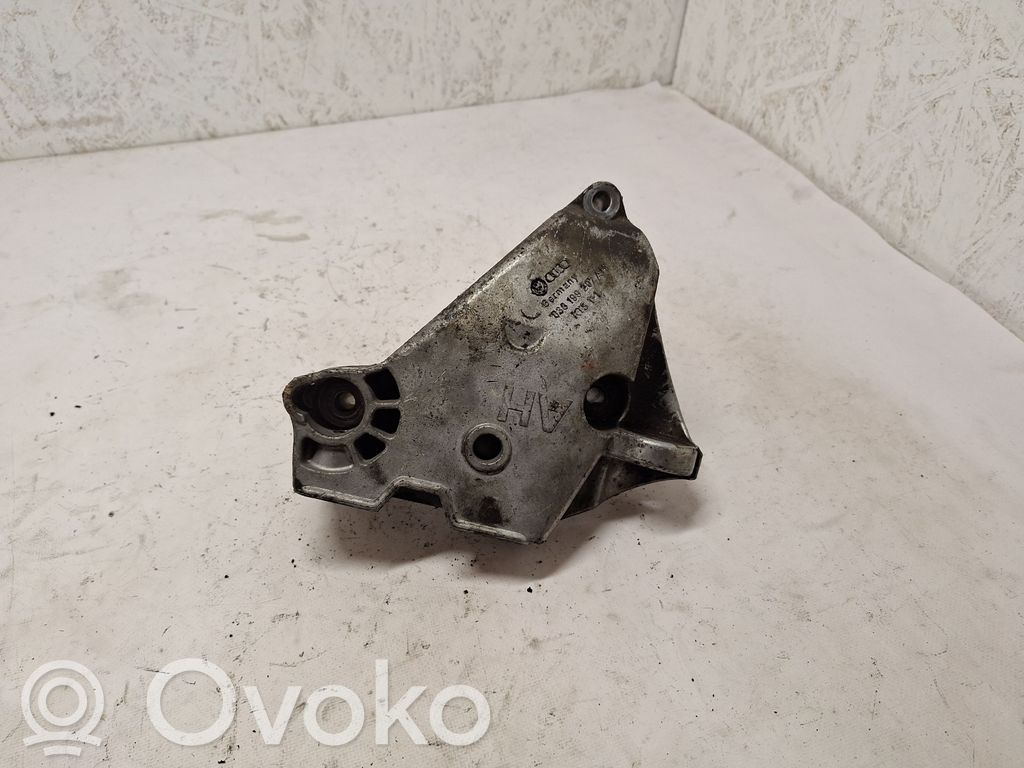 Volkswagen PASSAT B6 Łapa / Mocowanie silnika 