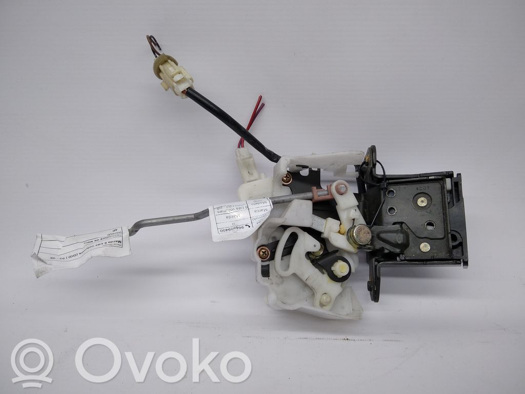 Tailgate exterior lock