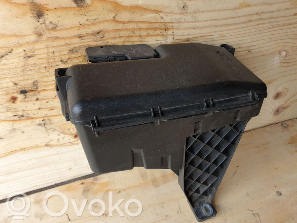 Saugiklių dėžė (komplektas)   30797010