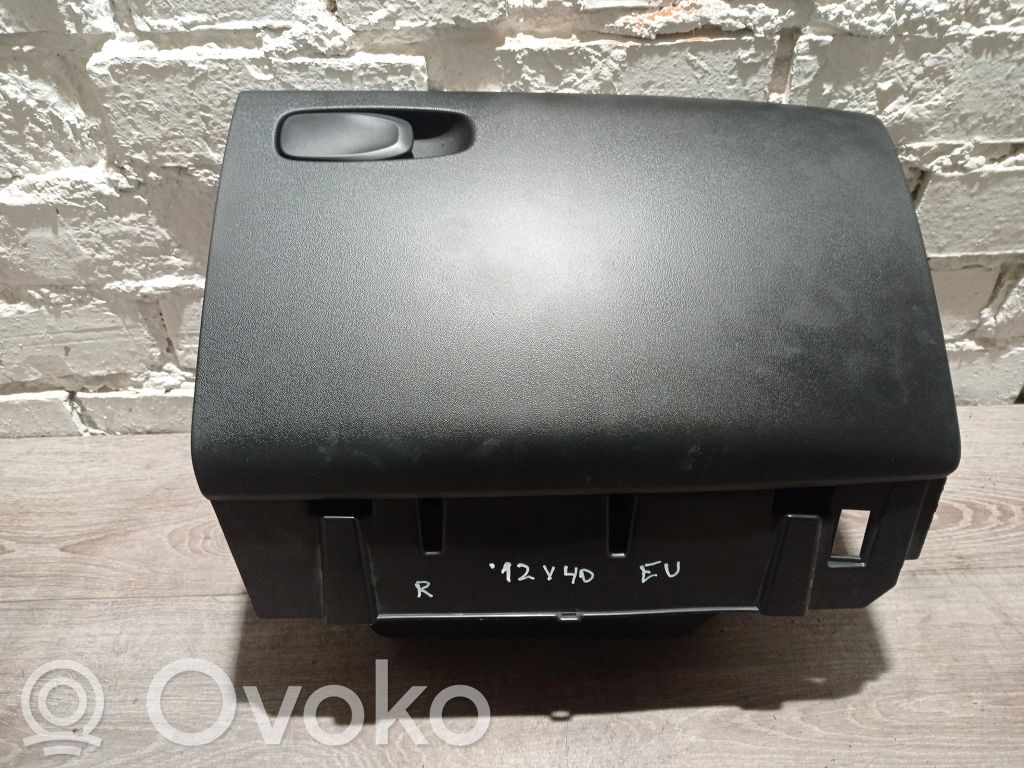 Volvo V40 Glove box 