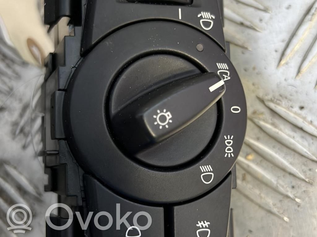 Light switch   693279204