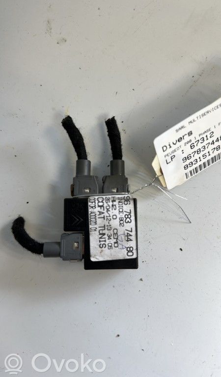 Peugeot 208 I USB-pistokeliitin 