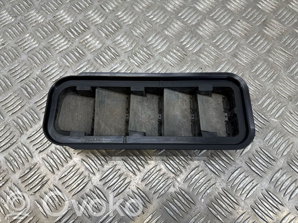 Volvo XC40 Kratka wentylacyjna pod zderzakiem tylnym 