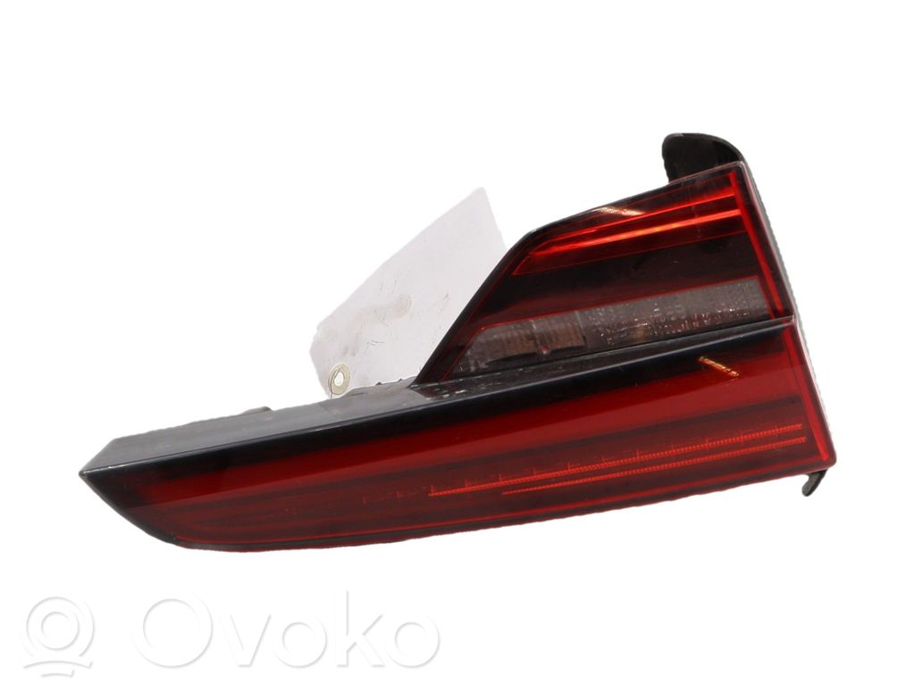 Lampy tylnej klapy bagażnika   8W9945093D