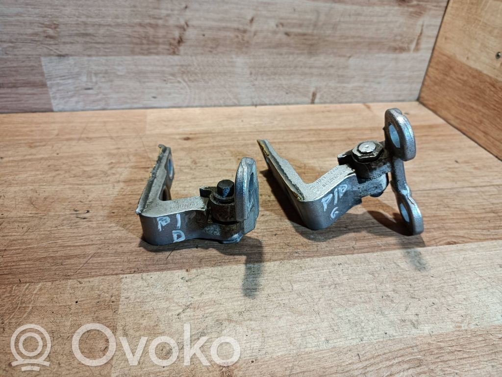 Front door upper hinge   31352689,31352691