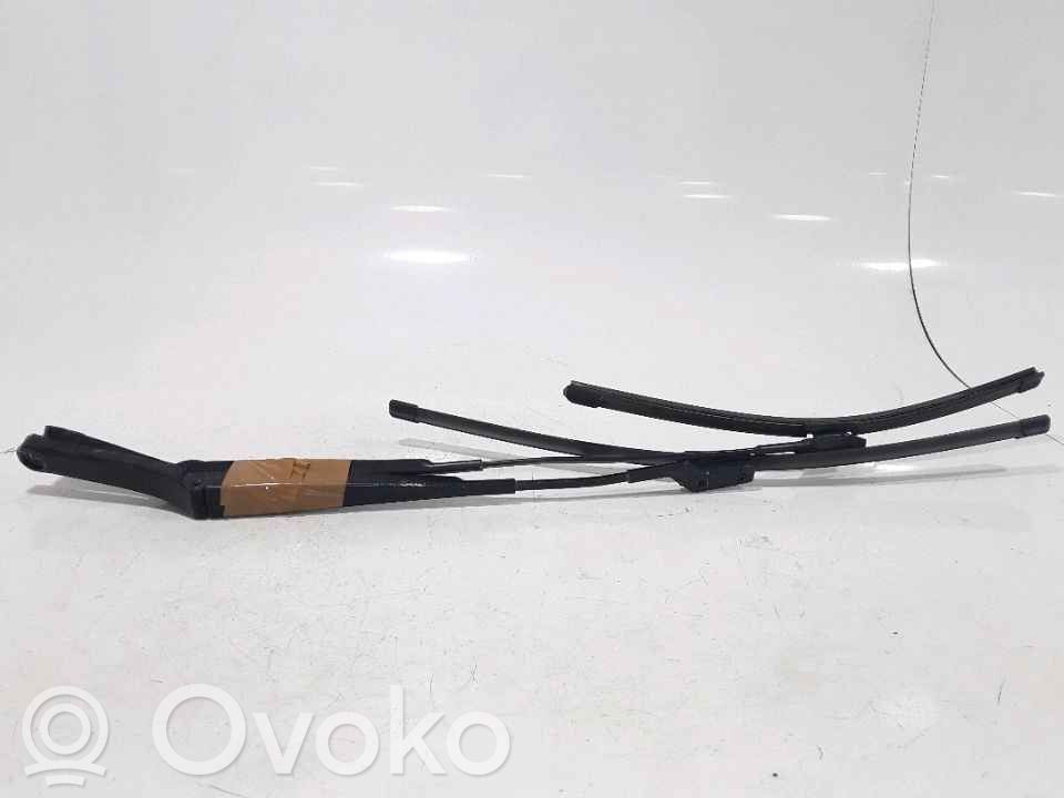 Volkswagen Golf VI Front wiper blade arm 