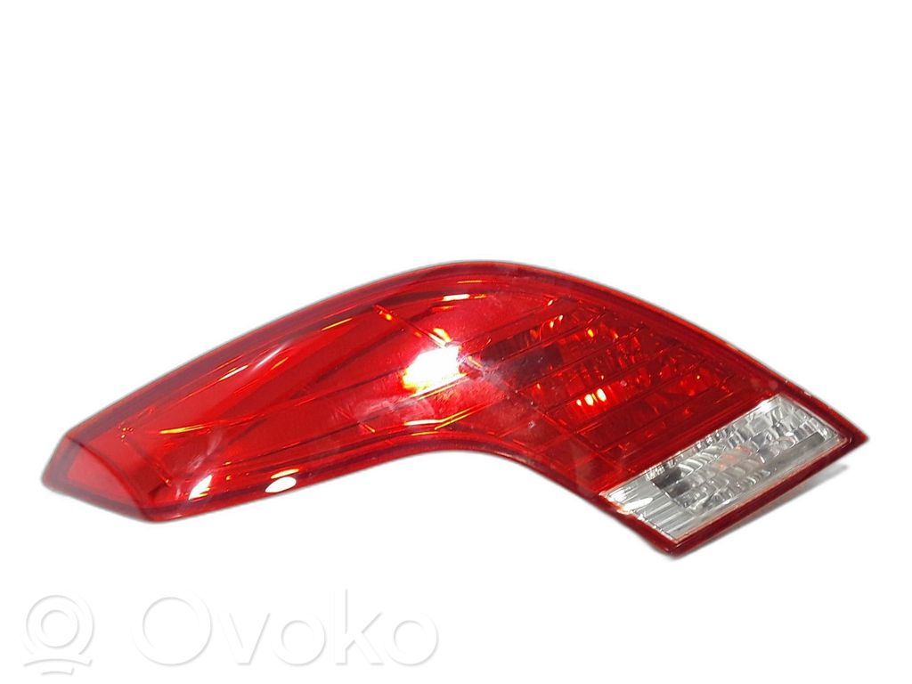 Ford Focus Aizmugurējais lukturis pārsegā 