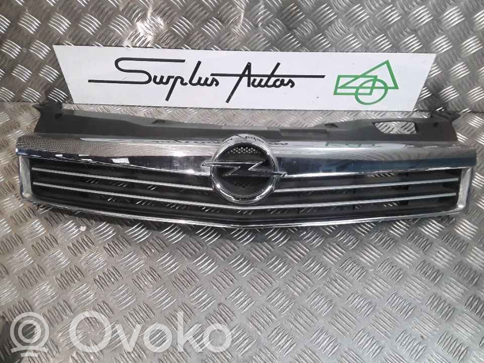 Opel Astra F Rejilla superior del radiador del parachoques delantero 