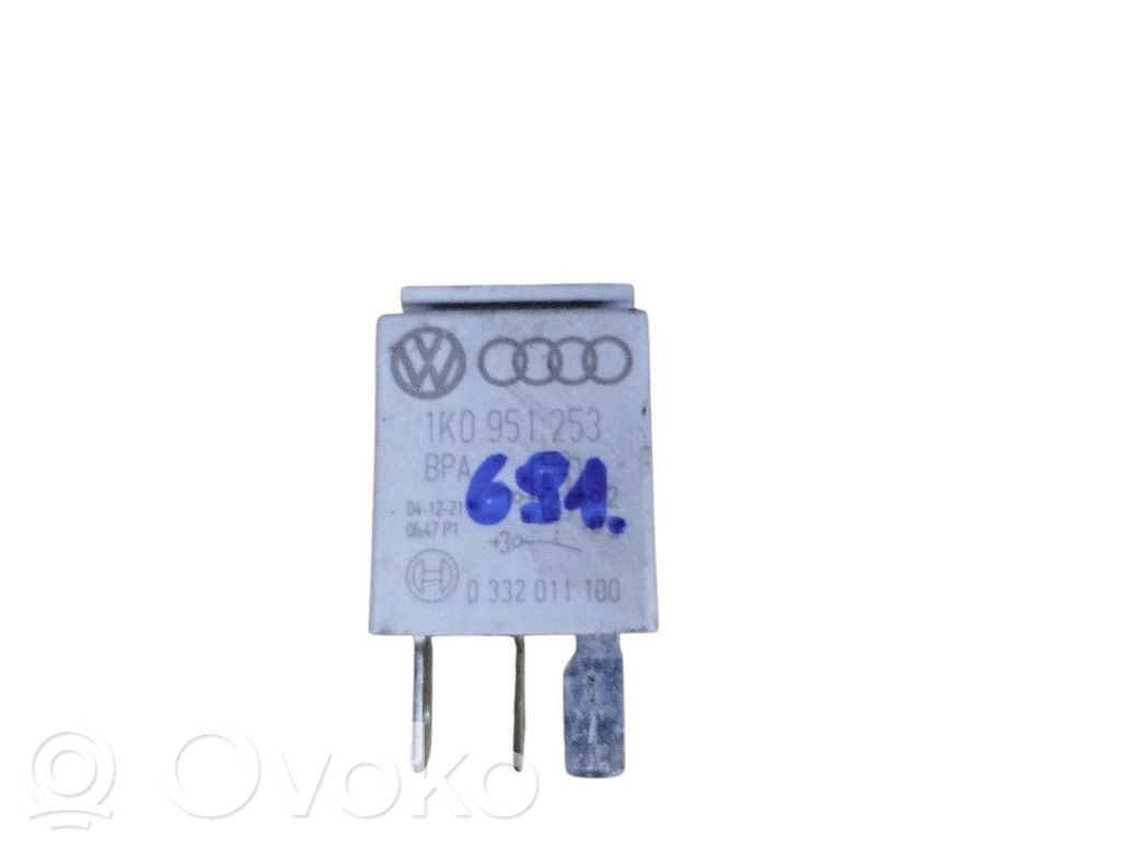 Volkswagen PASSAT B5 Muu rele 
