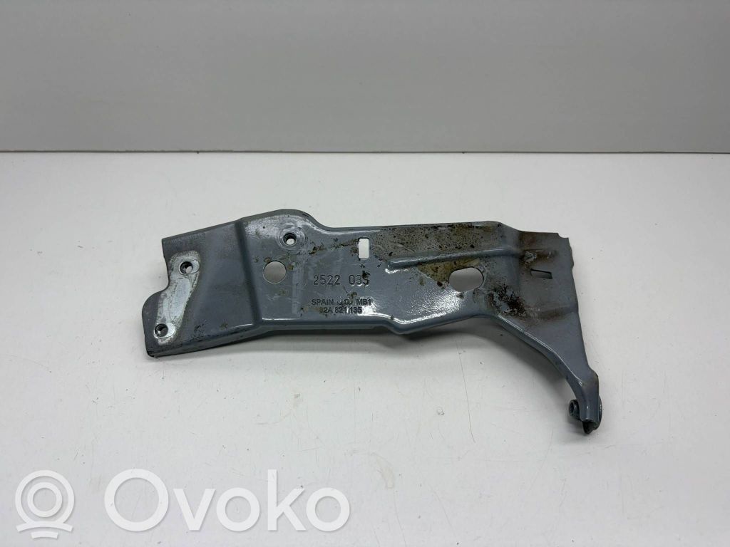 Audi A1 Lokasuojan kannake 