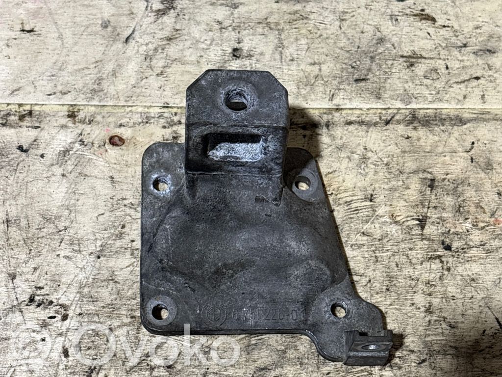 BMW 5 E39 Engine mounting bracket 