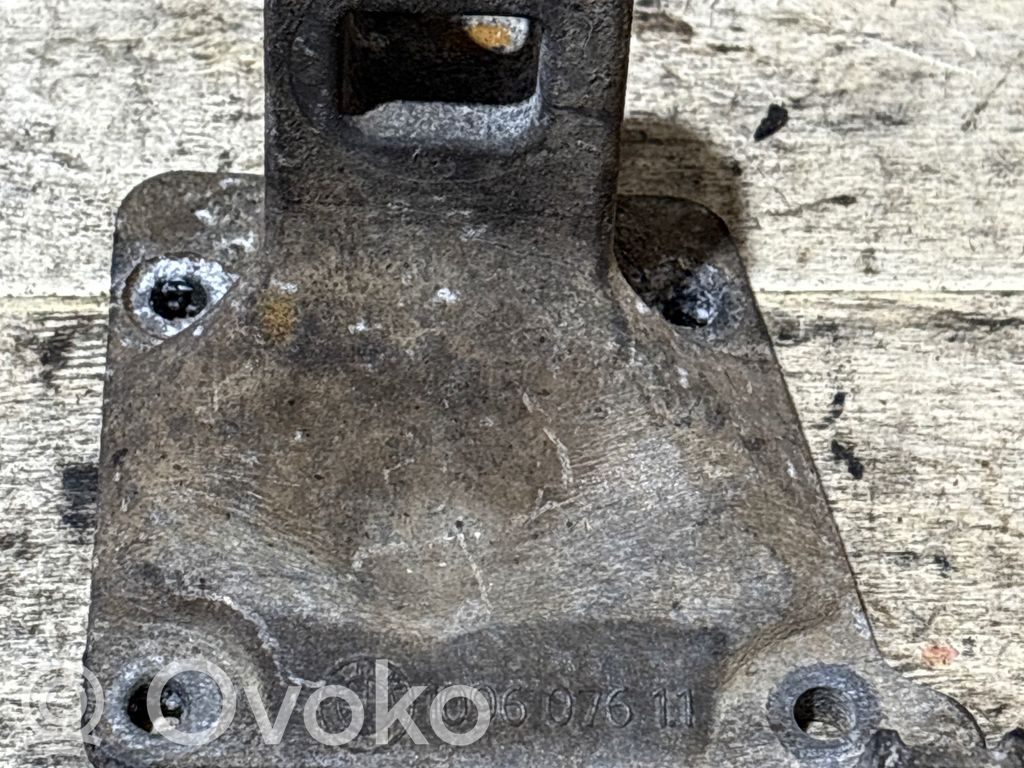 BMW 5 E39 Engine mounting bracket 