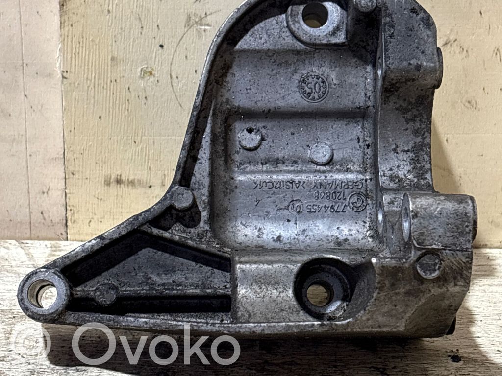 BMW 3 E90 E91 Power steering pump mounting bracket 