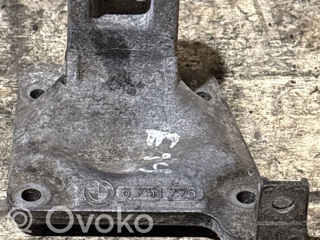 BMW 5 E39 Engine mounting bracket 