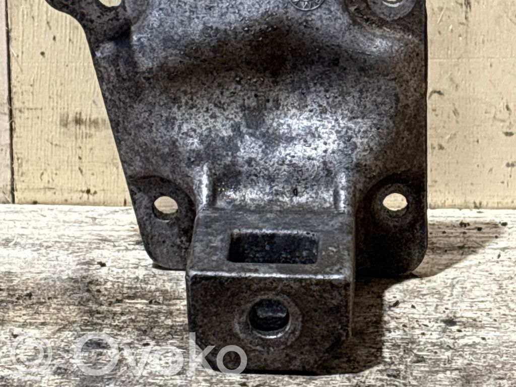 BMW 5 E39 Engine mounting bracket 