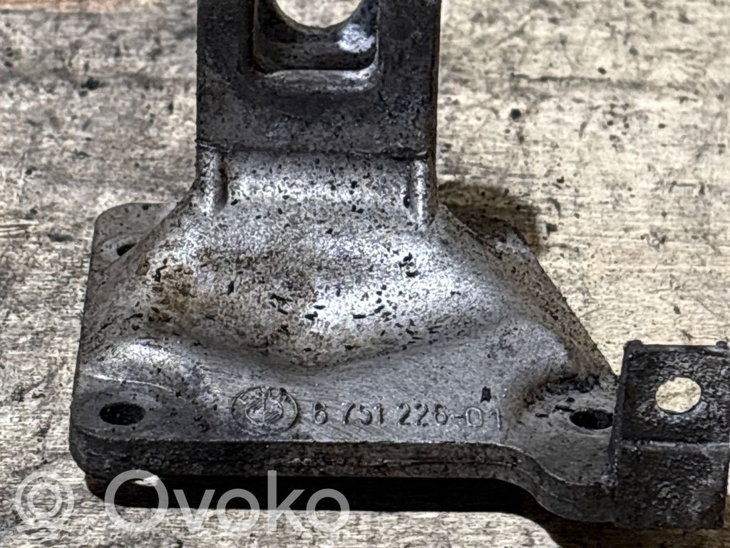 BMW 5 E39 Engine mounting bracket 