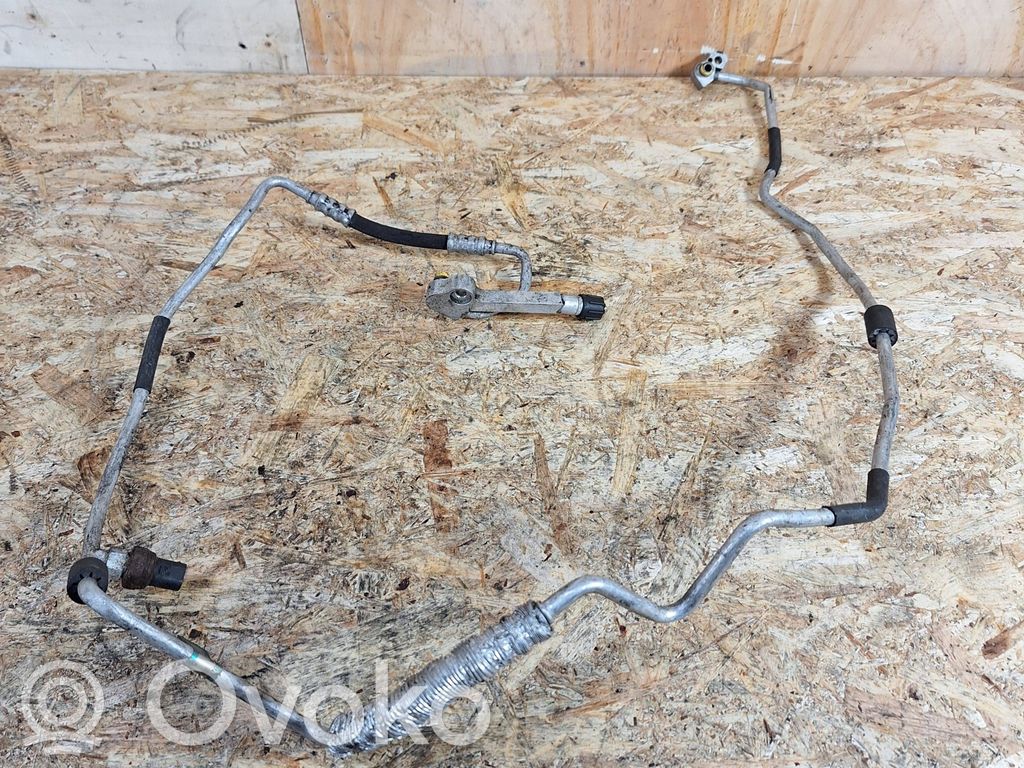 BMW 1 E81 E87 Ilmastointilaitteen putki (A/C) 