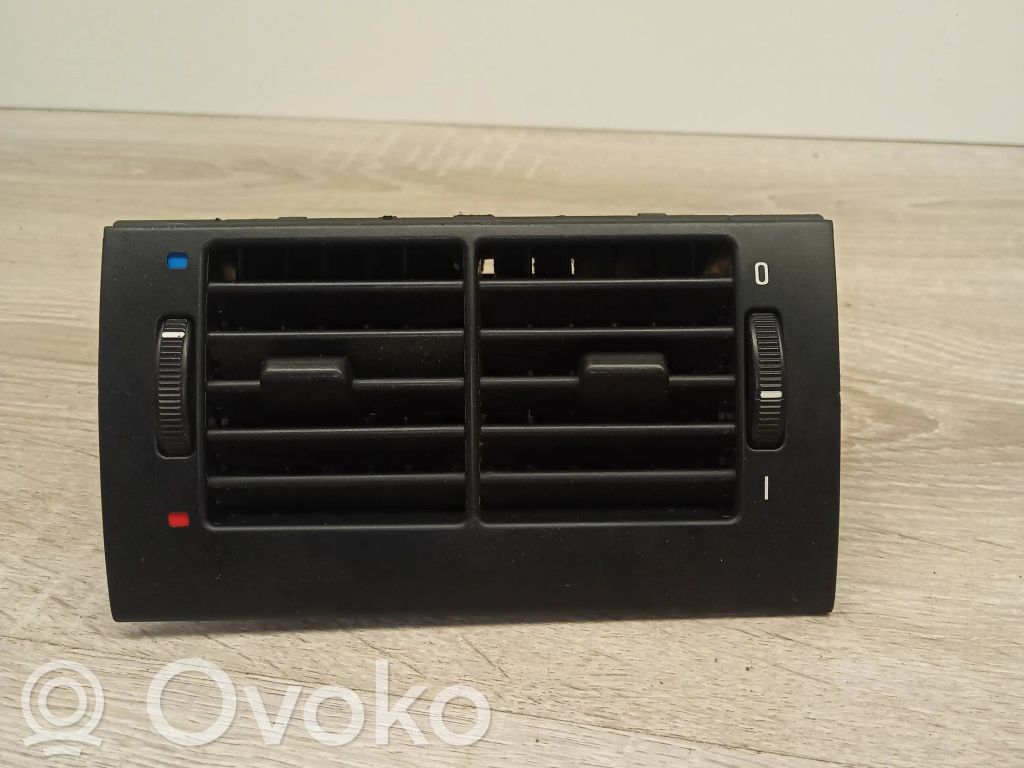 Oro grotelės gale   8376150