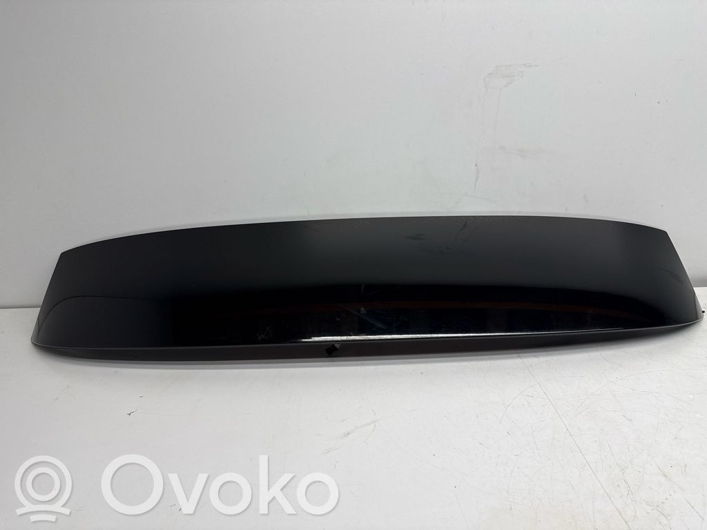 Tailgate/trunk spoiler   7167174,055067
