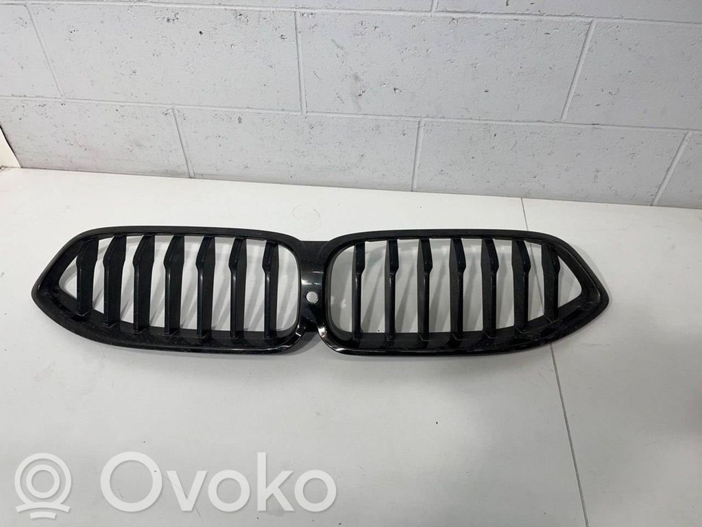 BMW 8 G15 Etupuskurin ylempi jäähdytinsäleikkö 