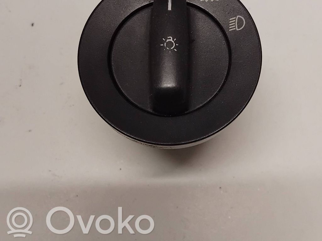 Lukturu slēdzis   8363683