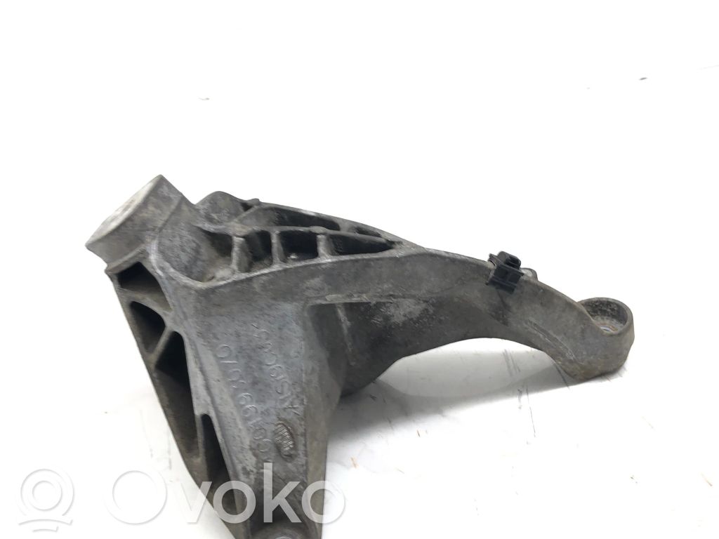 Engine mounting bracket   4G01993070