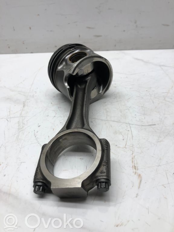 Piston avec bielle
