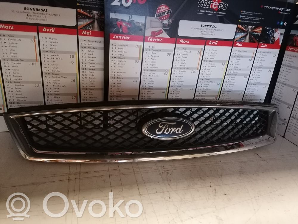 Ford Focus Front bumper upper radiator grill 