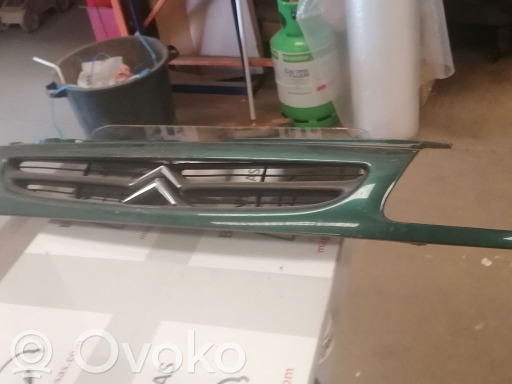 Citroen Saxo Etupuskurin ylempi jäähdytinsäleikkö 
